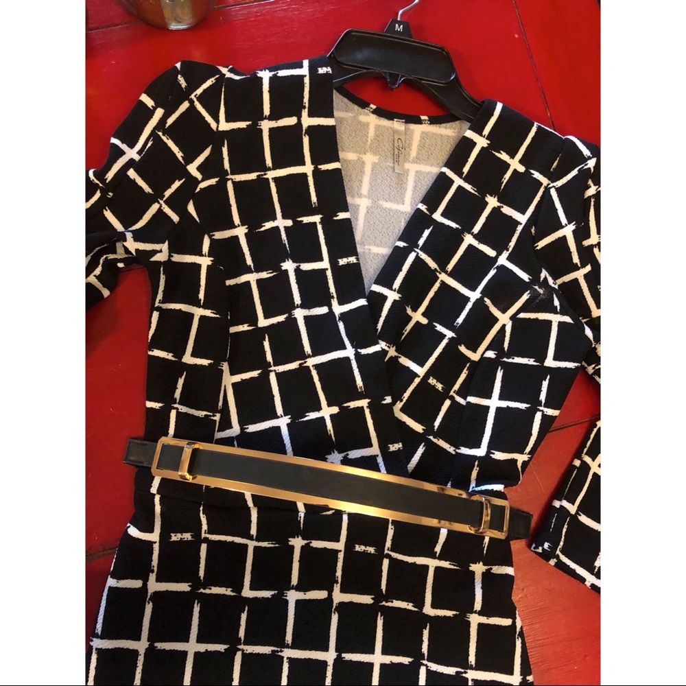 Super cute and elegant dress. 3/4 sleeve and belt.